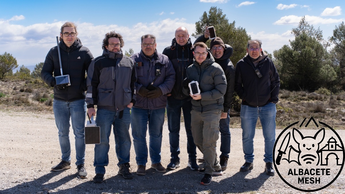 Grupo de miembros de AlbaceteMesh en el campo con nodos Meshtastic