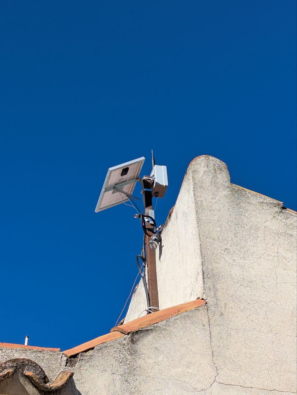 Torre de antenas del Molatón vista desde la base
