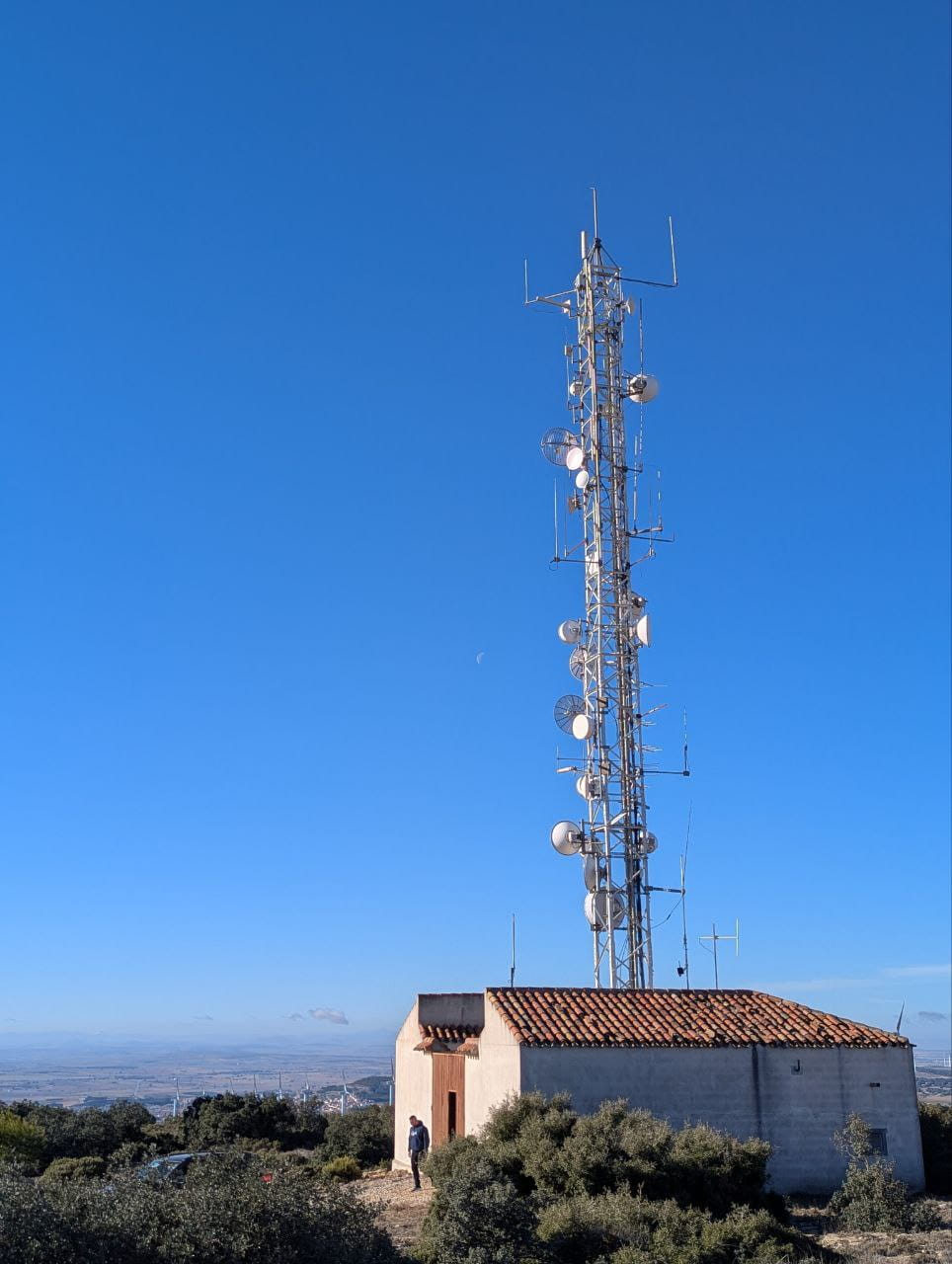 Torre de telecomunicaciones del Molatón con casetas y antenas bajo cielo despejado
